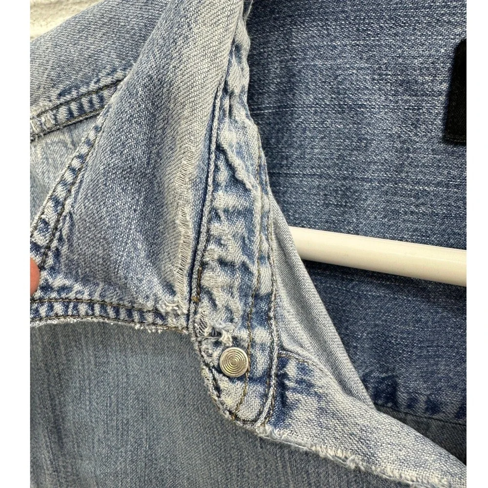 VTG Levi's Denim Shirt Light Wash Blue Red Tab Workwear Thrashed / Men's Large